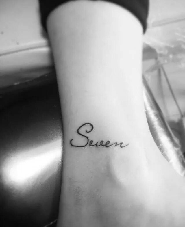 裸脚上的几款简单英文纹身图案