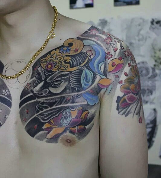 帅气无比的彩色半甲纹身图案