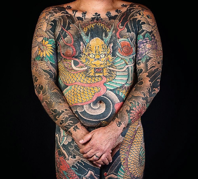 遮盖整个身上的彩色大邪龙纹身图案