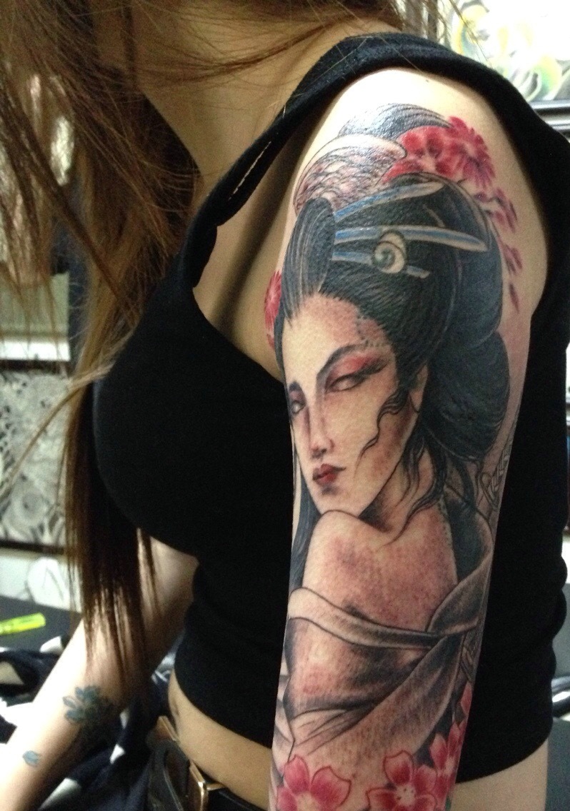 精致复古式的手臂花妓纹身刺青