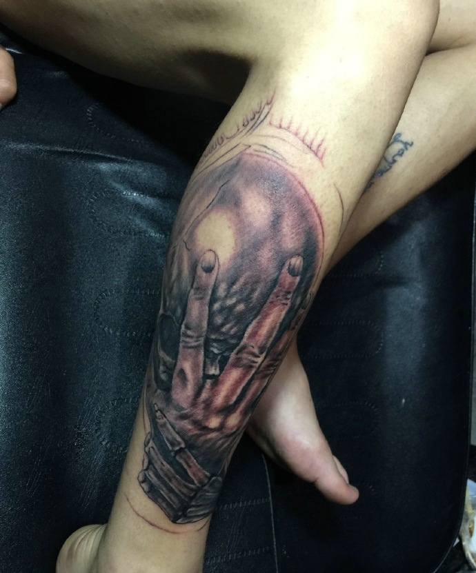 修长美腿女生小腿肚个性图案纹身