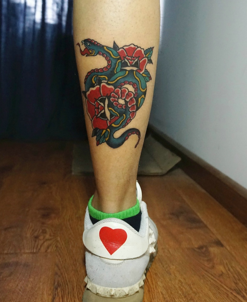 玫瑰与蛇混合的小腿纹身图案