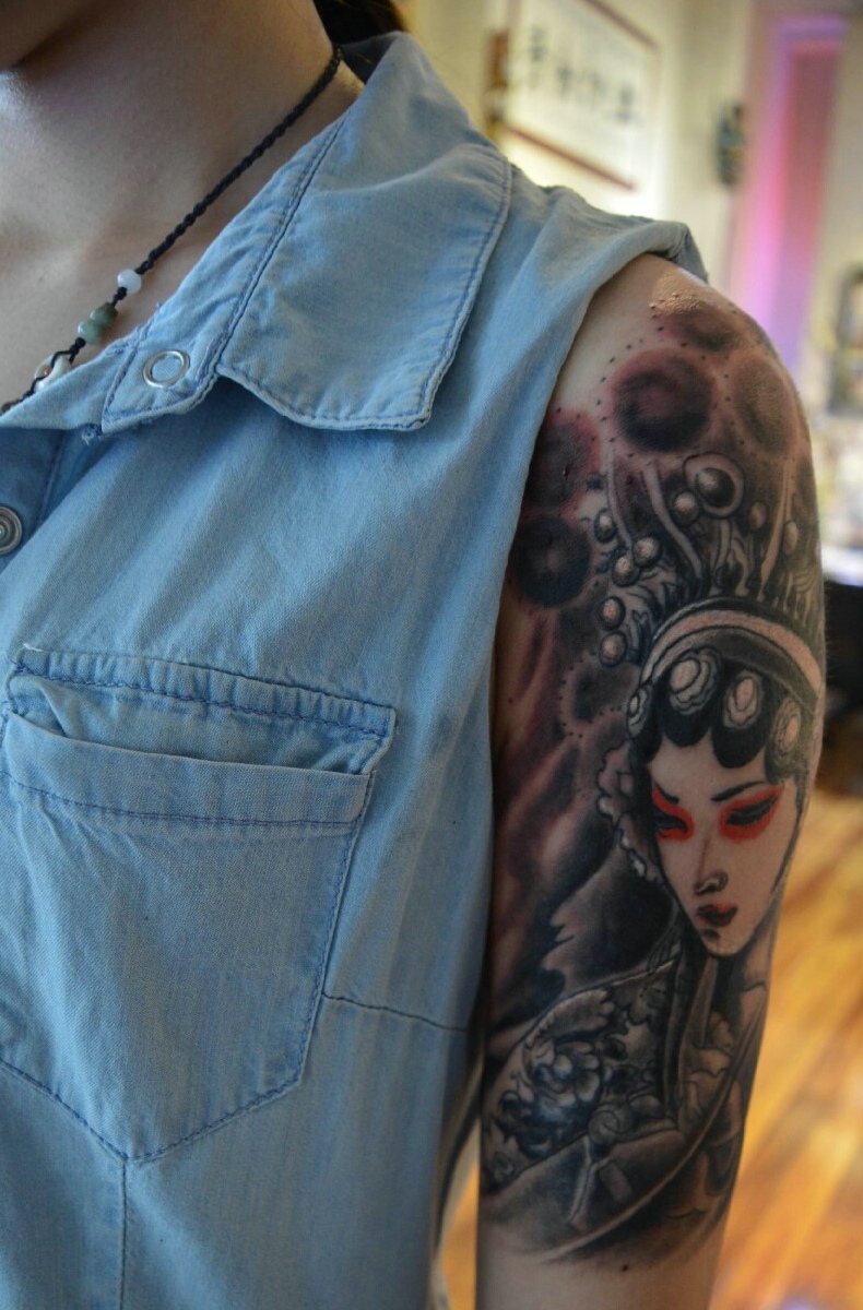 精致传统的花臂花旦纹身刺青