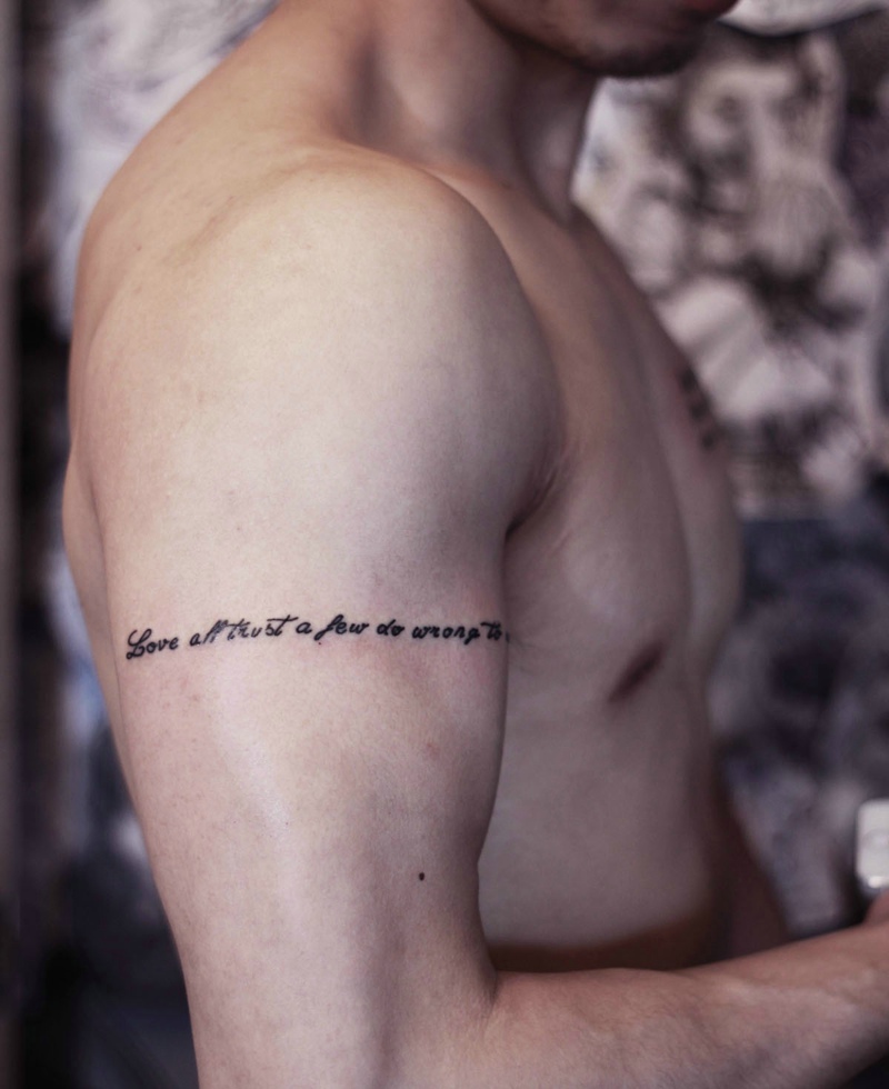 健身男士大臂简单环形英文纹身图案