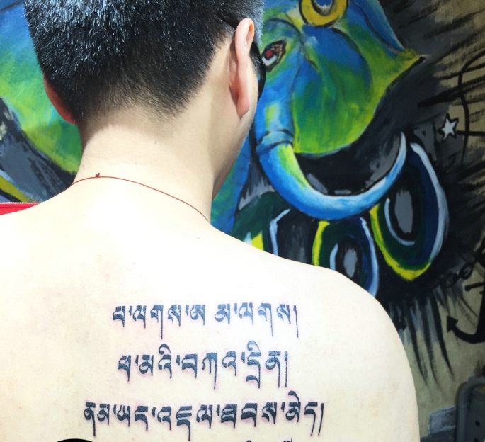 男士后背梵文纹身刺青男人味十足