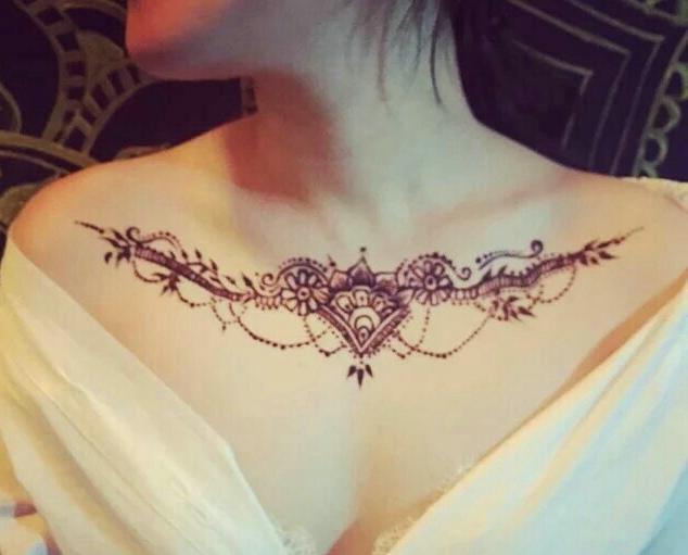 让人想入非非的女生锁骨纹身刺青