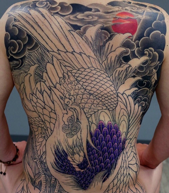 满背个性潇洒的图腾纹身图案