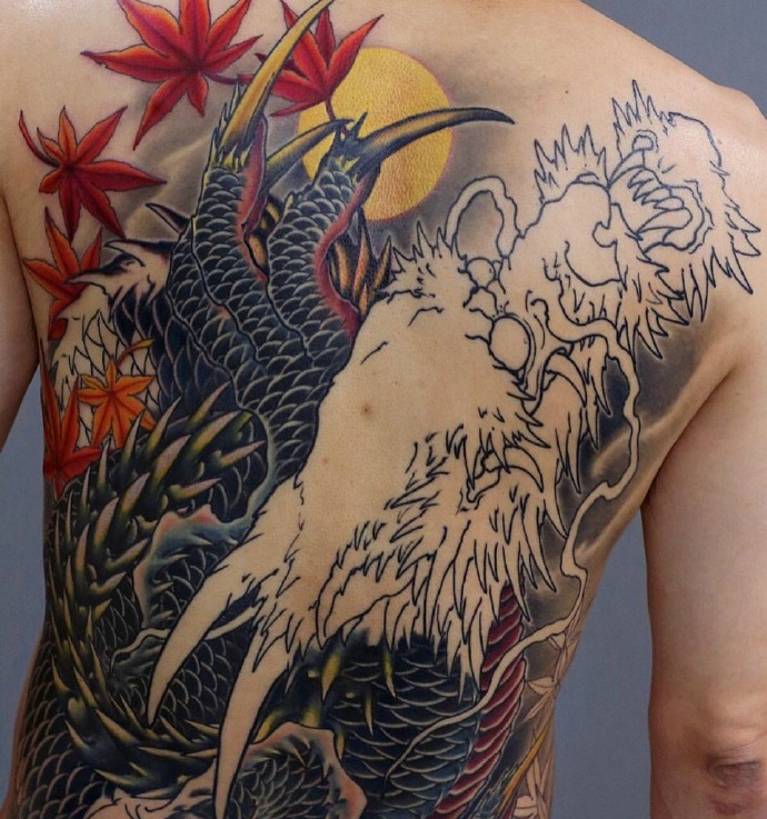 满背个性潇洒的图腾纹身图案
