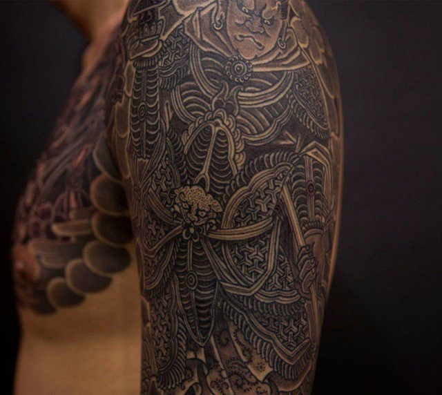 让人无法抗拒的黑白半甲纹身图案