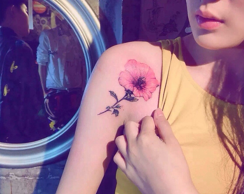 高贵女神拥有一朵粉红花朵纹身刺秦