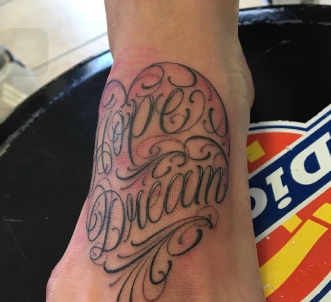 一组大花体英文纹身图案尽显年轻