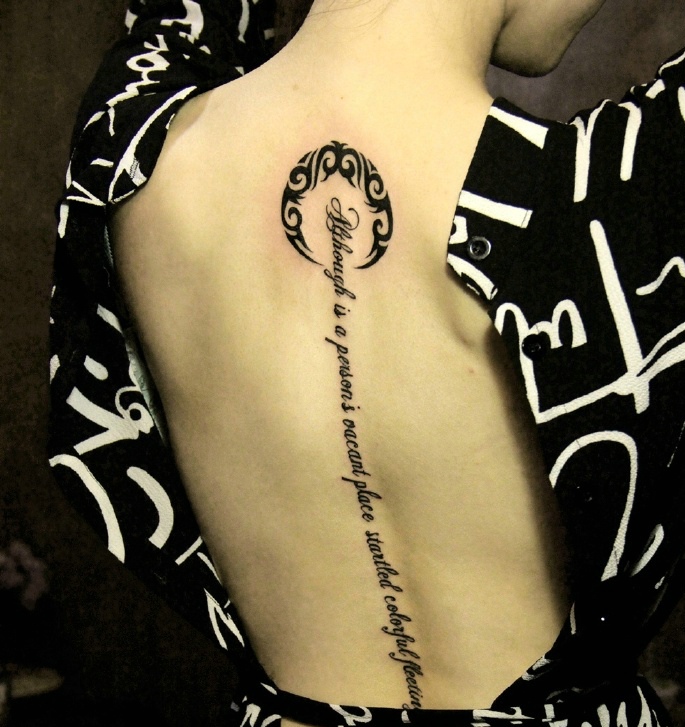个性女生脊椎部时尚英文纹身刺秦