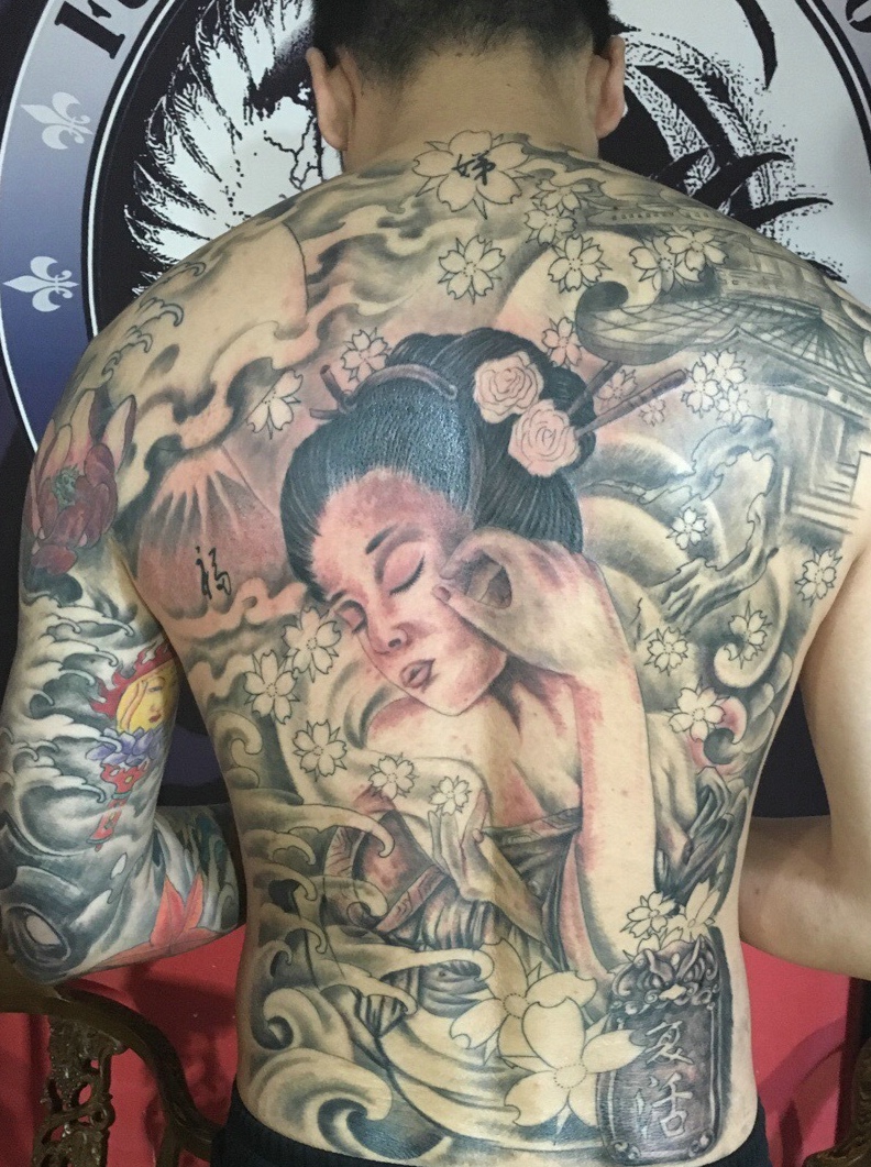 遮盖整个背部的一枚古代美女纹身图案