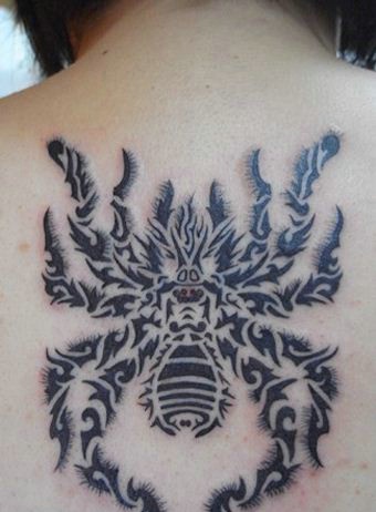 女性后背蜘蛛图腾纹身