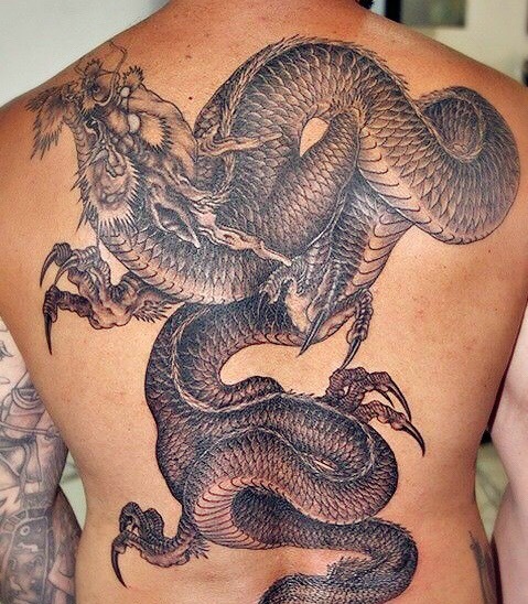 后背黑白传统大邪龙纹身刺青