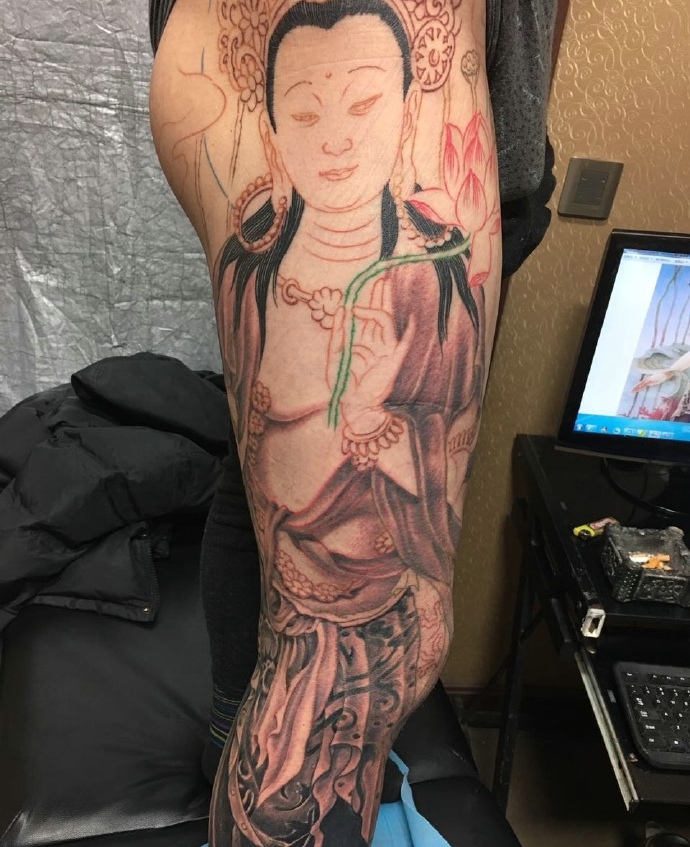 臀部到腿部的彩色女观音纹身刺青