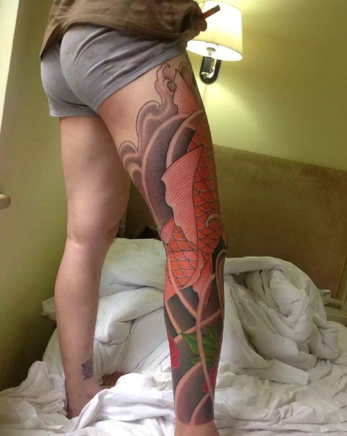 遮盖整个腿部的红色大鲤鱼纹身图案