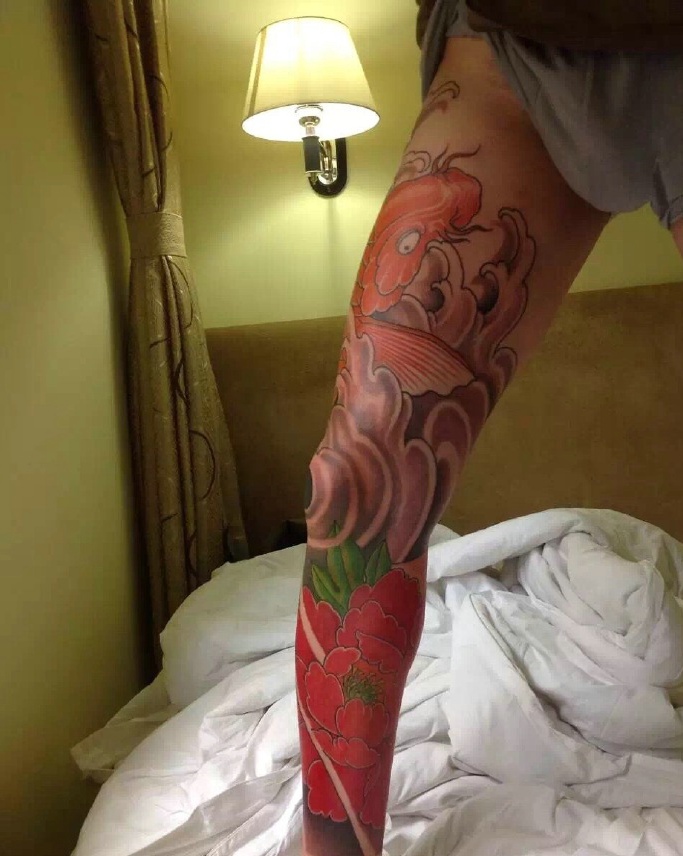 遮盖整个腿部的红色大鲤鱼纹身图案