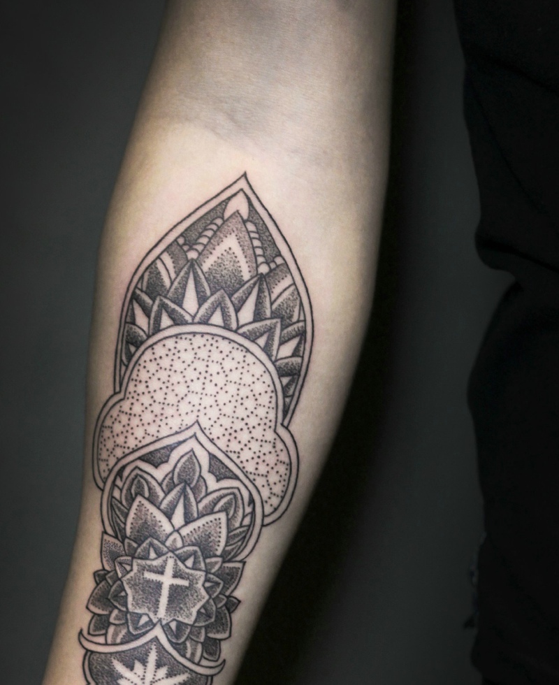 手腕个性耐看的黑灰纹身图案