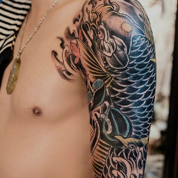 年轻有活力的大臂鲤鱼纹身图案