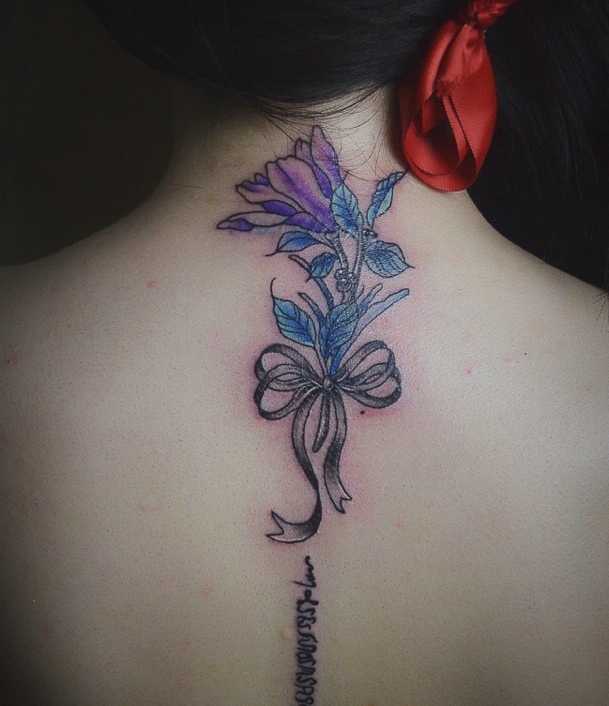 脊椎部的唯美花朵纹身图片香气怡人