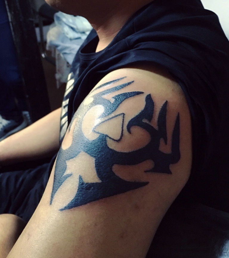 霸气魅力型的大臂图腾纹身图案