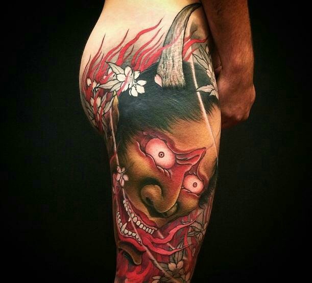 女生臀部惊人的彩色般若纹身刺青