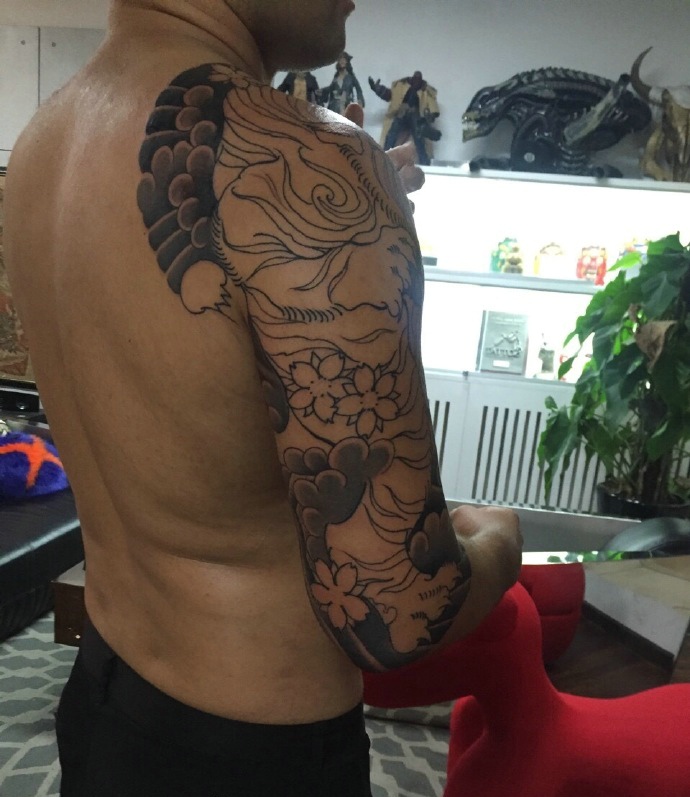 回头率高的个性黑白半甲纹身图案