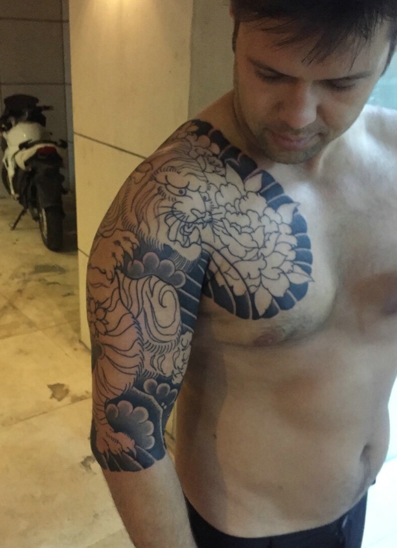 回头率高的个性黑白半甲纹身图案