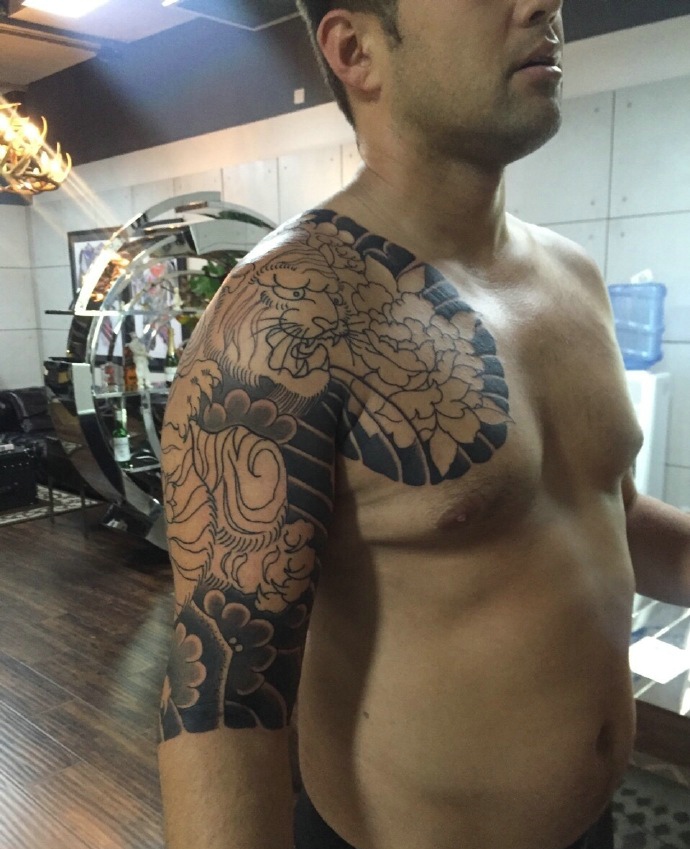 回头率高的个性黑白半甲纹身图案