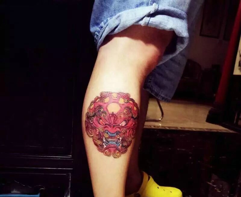小腿部彩色唐狮纹身图案很个性
