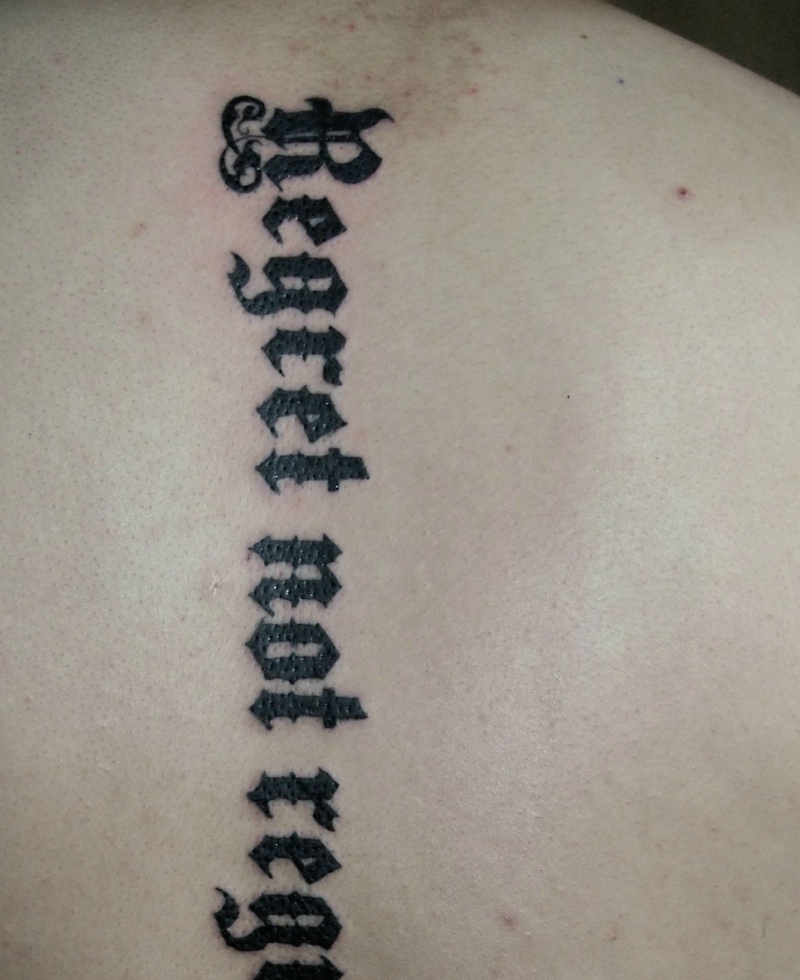 脊椎部花体英文字母纹身图案