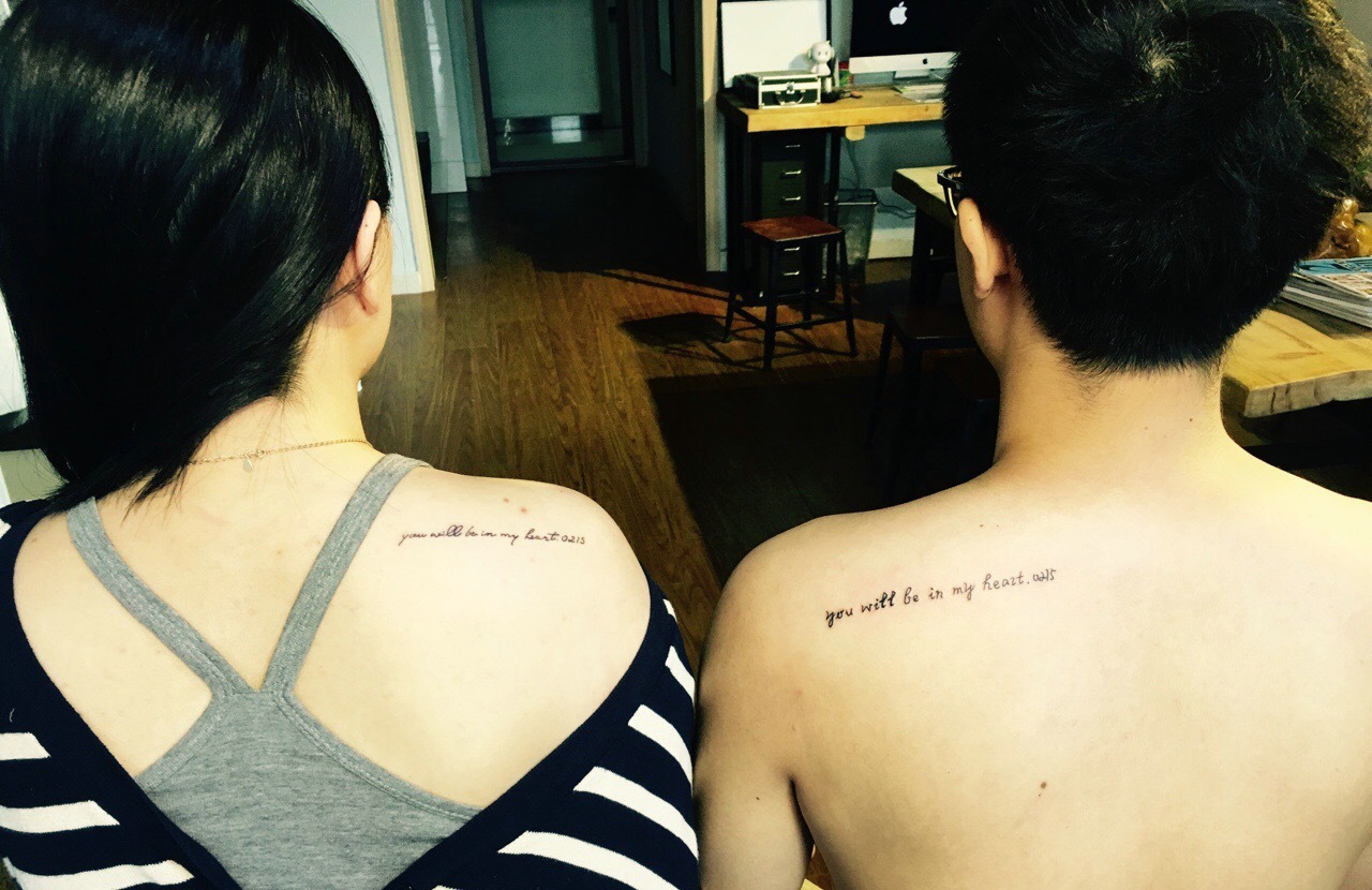肩膀下的后背英文情侣纹身图案