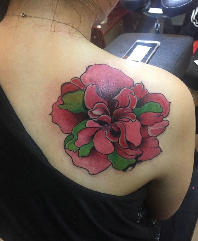 适合女生的后背艳丽花朵纹身图案