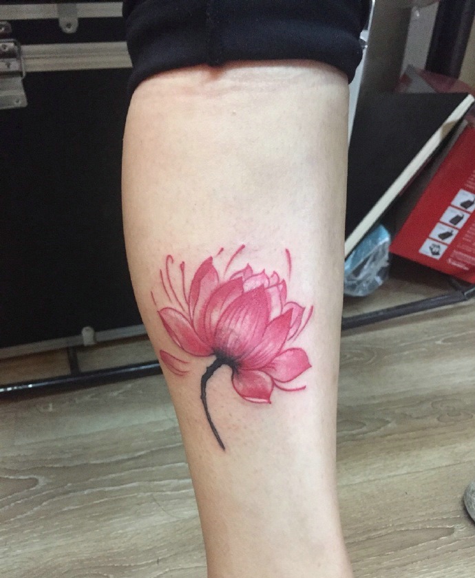 美丽盛开的莲花腿部纹身图案