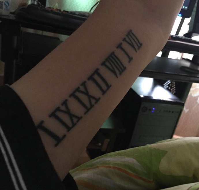 个性独特的手臂罗马汉字纹身刺青