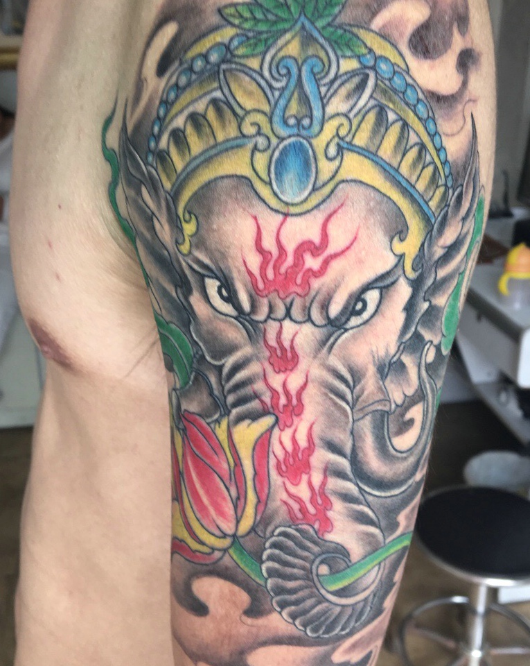 大臂彩色大象神纹身图案格外耀眼