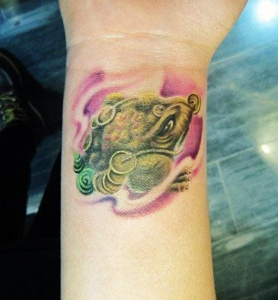 女人手腕处彩色小金蝉纹身图片