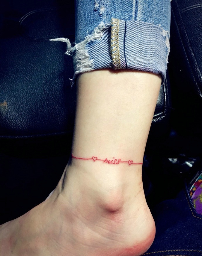 女生裸脚小红绳纹身图片很唯美