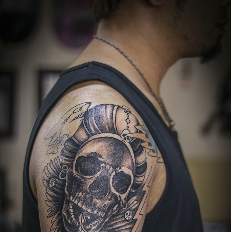 大臂另类骷髅纹身图案让人不敢靠近