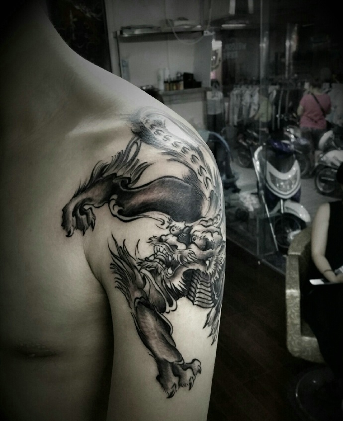 大臂经典老传统黑白貔貅纹身图案