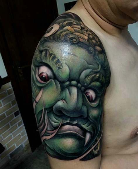 魁梧男士大臂彩色3d图腾纹身刺青