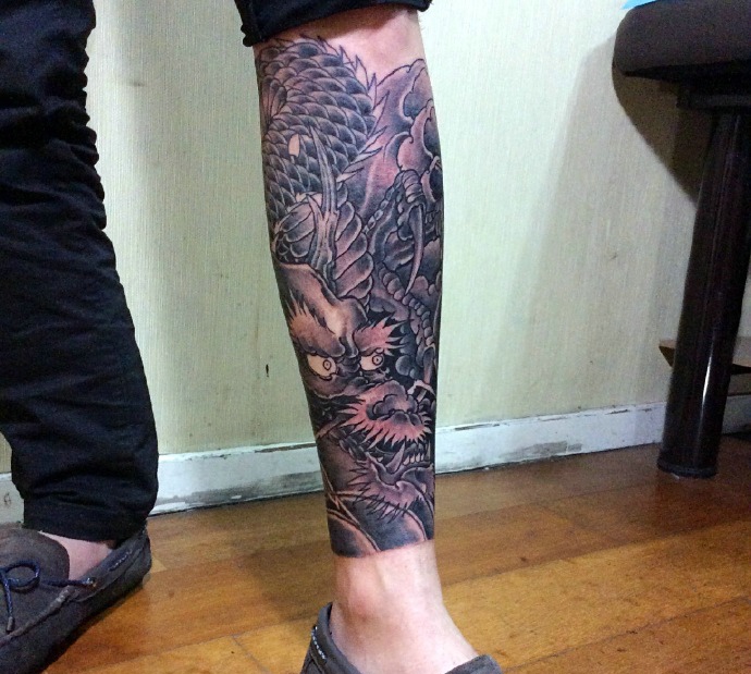 包小腿黑白传统邪龙纹身图案