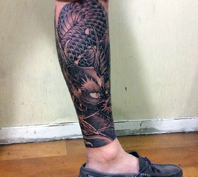包小腿黑白传统邪龙纹身图案