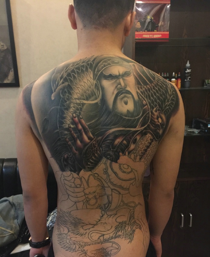 满背帅气吊炸天的传统关公刺青