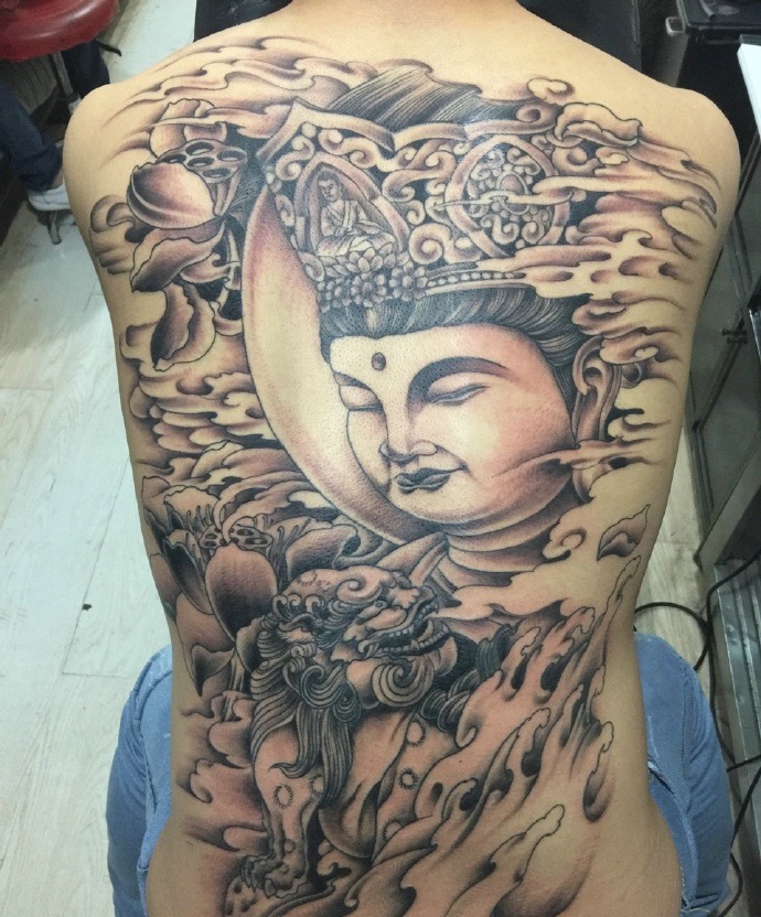 遮盖整个背部的黑白观音纹身图案