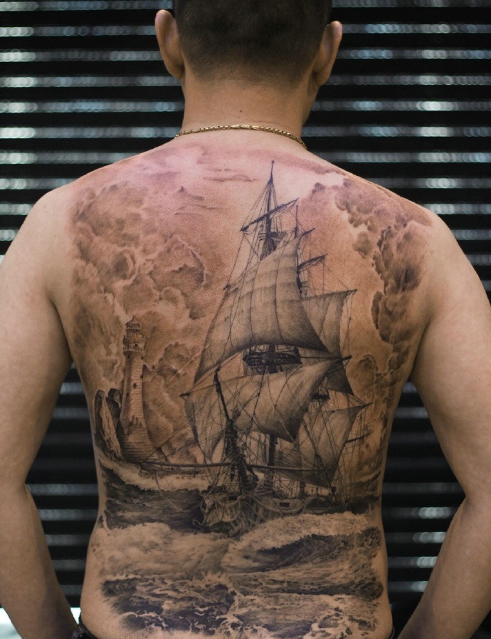 遮盖整个背部的大帆船纹身图案