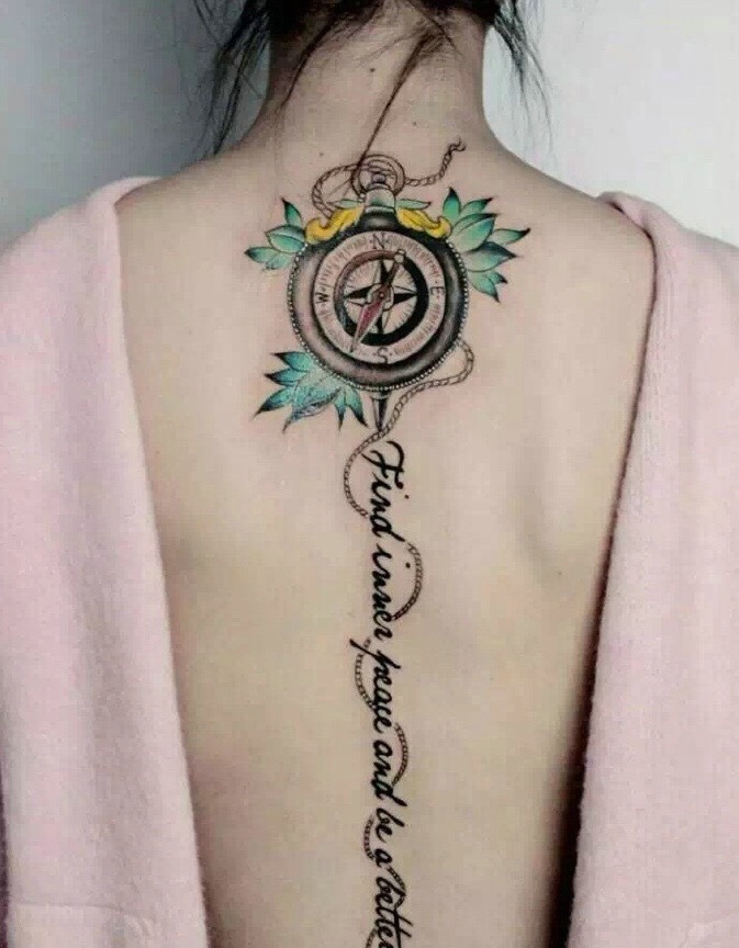 指南针与英文结合的脊椎部纹身图案