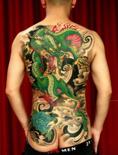 男人背部帅气经典的满背龙纹身图案