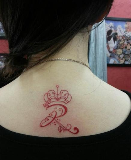 靓妹后背潮流小巧的皇冠字母纹身图案